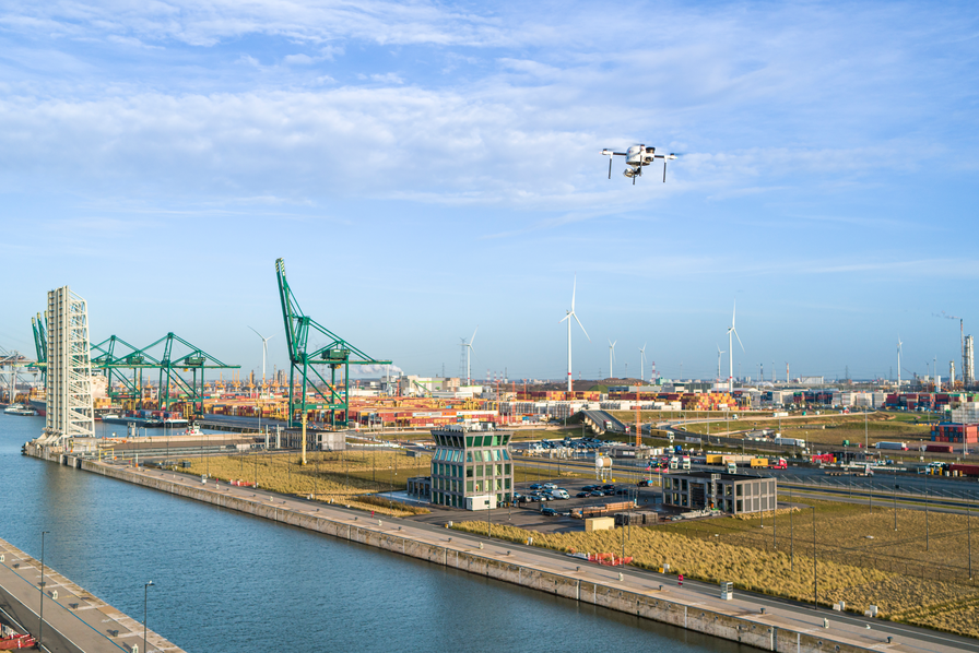 drone de surveillance au dessus su port d'anvers